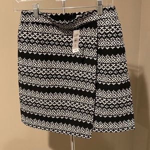 NWT White Black and light Blue Pattern Skirt